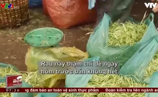 Thực khách vô tư ăn rau muống bào ngâm hóa chất độc hại