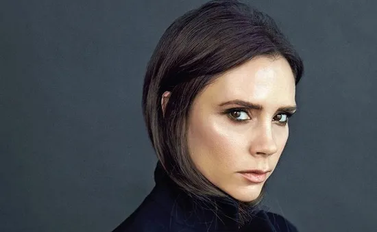 Victoria Beckham "thôi miên" bằng ánh nhìn lạnh lùng