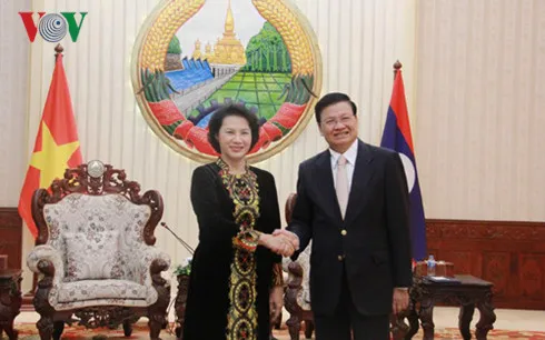 Chủ tịch Quốc hội hội kiến Thủ tướng CHDCND Lào