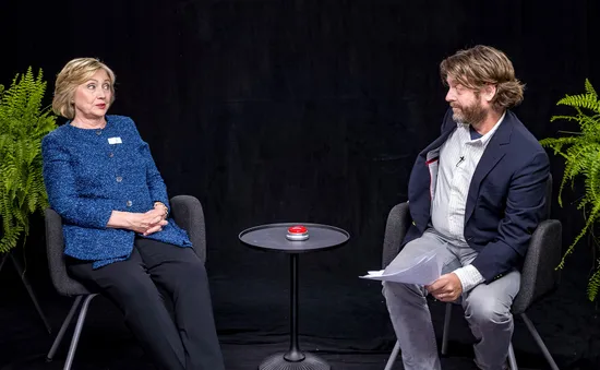 Between Two Ferns "hỏi xoáy đáp xoay" bà Hillary Clinton