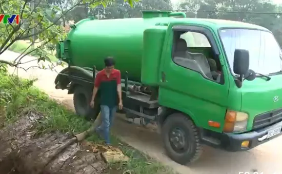 Bắt quả tang vi phạm xả chất thải công nghiệp ở Hà Nội