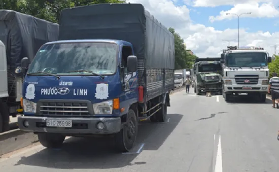 TP.HCM: Xe ben tông liên hoàn, QL1 ùn xe 4km