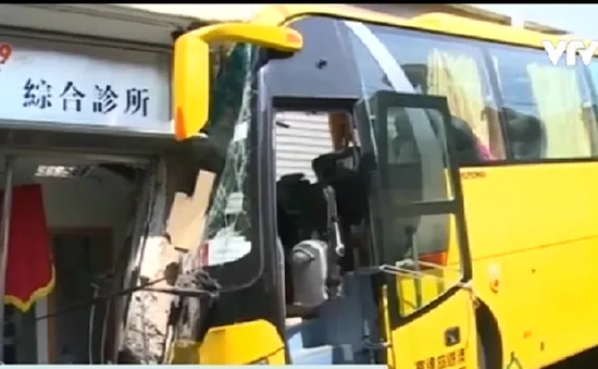 Xe bus đâm vào nhà tại Trung Quốc, 32 người bị thương