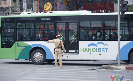 Hà Nội thí điểm đi xe bus nhanh bằng vé điện tử