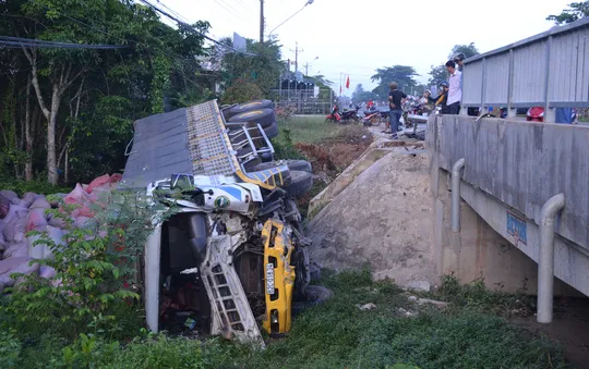 Bình Phước: Lái xe ngủ gật, xe tải rơi xuống cầu