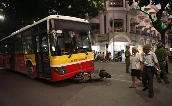 Ý thức giao thông kém gây mất an toàn cho xe bus