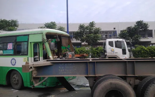 TP. HCM: Xe bus tông xe container, hàng chục sinh viên hoảng loạn