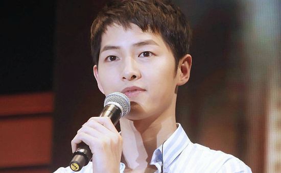 Chưa ra mắt, phim của Song Joong Ki đã dính scandal bóc lột diễn viên phụ