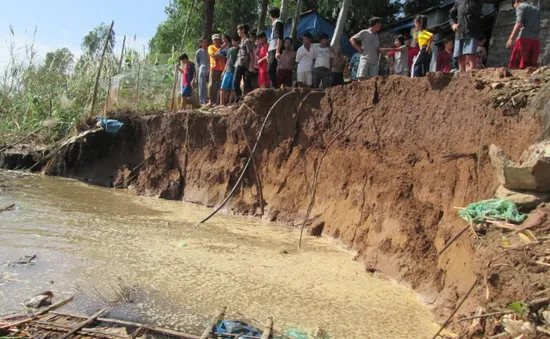 Lo sạt lở, người dân An Giang ngăn sà lan khai thác cát