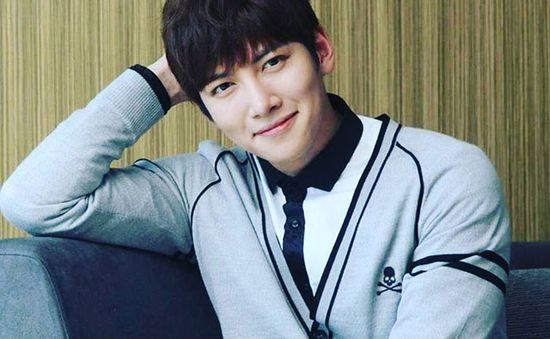 Ji Chang Wook tự hào về bờ vai rộng quyến rũ