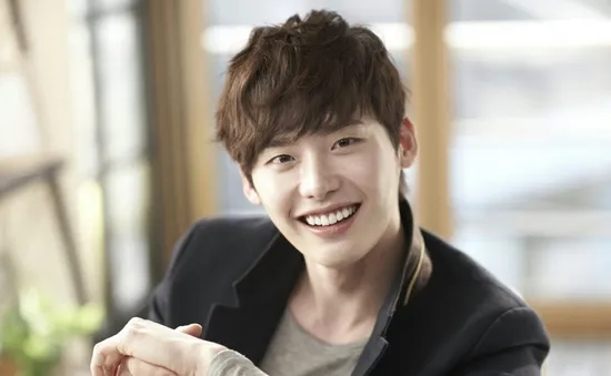 Lee Jong Suk trì hoãn việc nhập ngũ