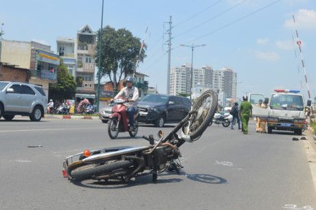 TP.HCM: Ô tô vượt rào chắn, húc xe máy “bay” gần 100m