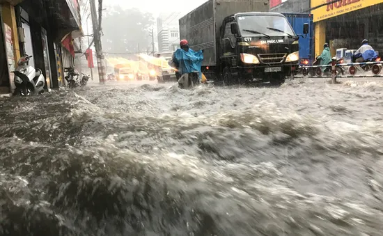 Nước ngập do cống trào ngược sau mưa tại quận 9, TP.HCM