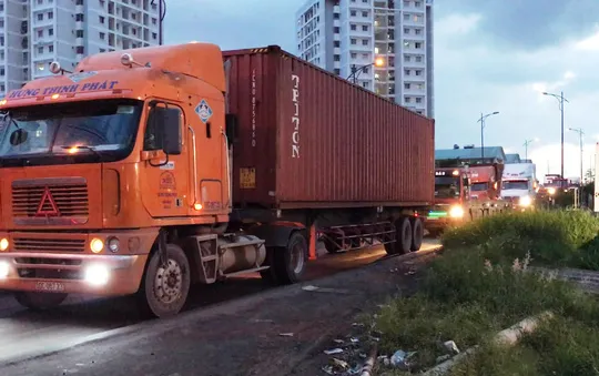 Đại náo trên đường vị bị truy đuổi, hai thanh niên đi xe máy đâm vào xe container