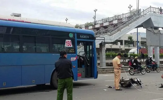 TP.HCM: Xe máy chạy ngược chiều đối đầu xe bus