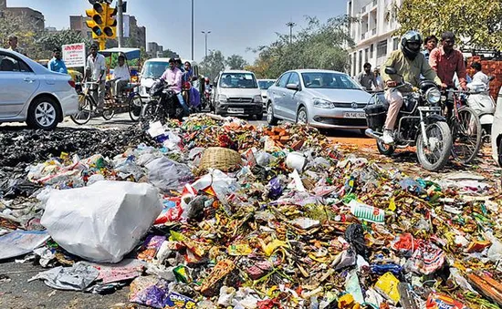 Công nhân vệ sinh đình công, thủ đô Ấn Độ ngập trong rác