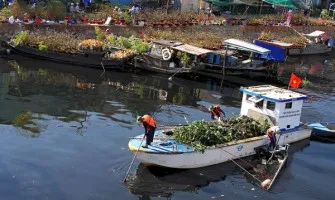 Nhọc nhằn nghề vớt rác trên sông