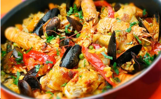 Vào bếp thử sức với món cơm cháy hải sản Paella