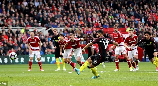 Aguero cân bằng tỷ số cho Man City từ chấm phạt đền