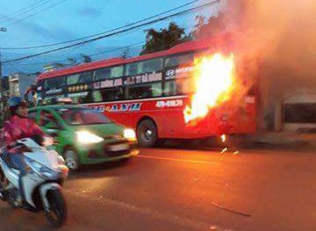 Đăk Lăk: Xe khách cháy ngùn ngụt trên Quốc lộ, hàng chục người tháo chạy