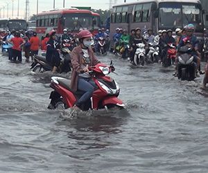 Giao thông TP.HCM hỗn loạn trong mưa