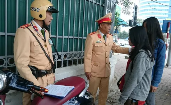 Hà Nội tăng cường xử phạt người không đội mũ bảo hiểm khi tham gia giao thông