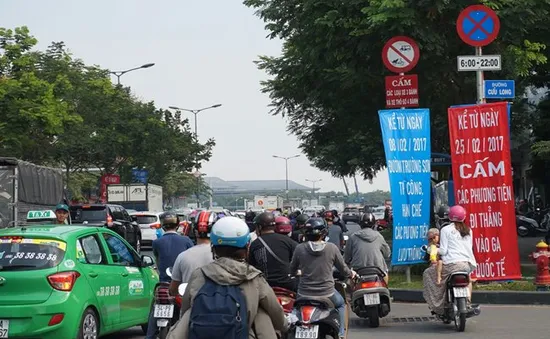 Giao thông kẹt cứng ở sân bay Tân Sơn Nhất, hành khách phải vác vali đi bộ