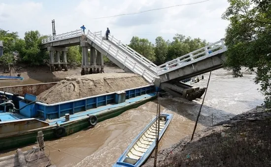 Giao thông tại Cà Mau tê liệt vì chậm khắc phục sự cố sập cầu