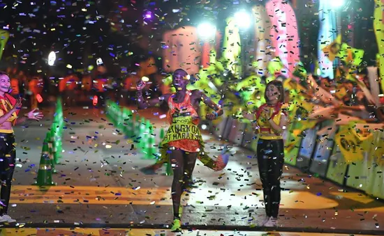 Hơn 10.000 người chạy marathon... lúc nửa đêm ở Thái Lan