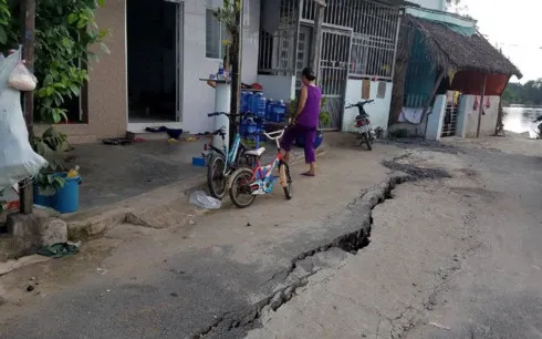 Yêu cầu dân di dời khỏi khu vực bị nứt ở huyện Nhà Bè, TP.HCM