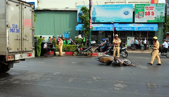 TP.HCM: Say xỉn, người đàn ông bị xe tông nguy kịch