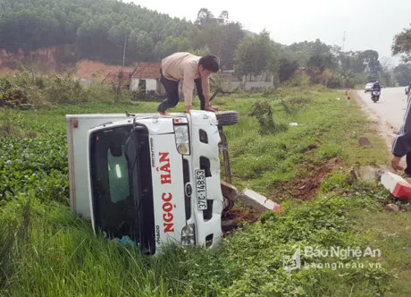 Nghệ An: Liên tiếp hai vụ tai nạn, hai ô tô bị lật