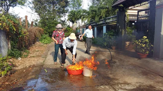 Người dân Đăk Lăk hoang mang vì nước giếng bùng cháy dữ dội