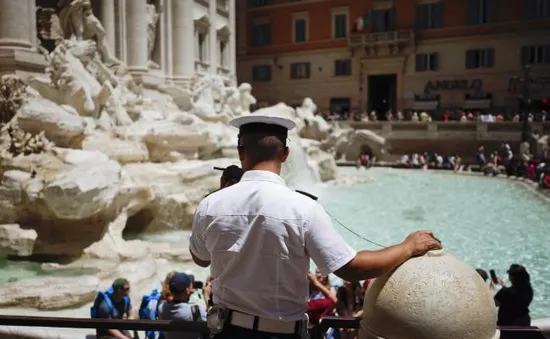 Italy giữ nề nếp tại các đài phun nước trước làn sóng khách du lịch