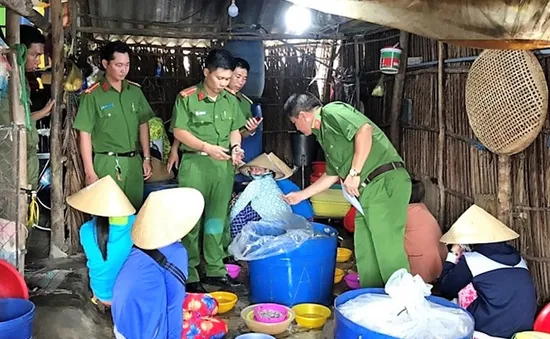 Bạc Liêu: Bắt quả tang cơ sở bơm tạp chất vào tôm