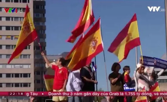 Catalonia chìm trong nguy cơ hỗn loạn và đối đầu