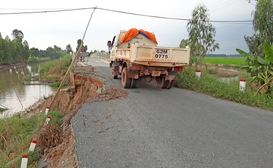 Sạt lở nghiêm trọng trên đoạn đường dọc kênh T1 ở Tân Hưng, Long An