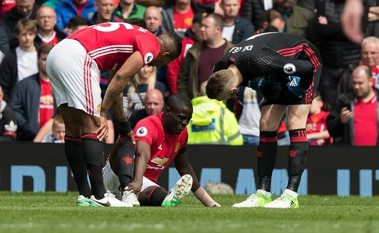 Man Utd trả giá cực đắt cho trận hòa trước Swansea