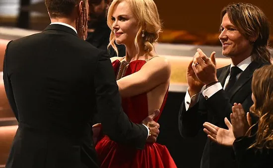 Emmy 2017: Nicole Kidman hôn môi chúc mừng bạn diễn trước mặt chồng