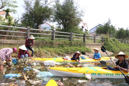 Du lịch… vớt rác tại Hội An