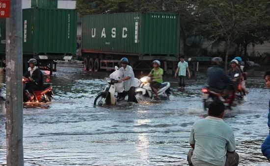 Mưa kéo dài 2 giờ, hàng loạt tuyến đường tại TP.HCM ngập sâu