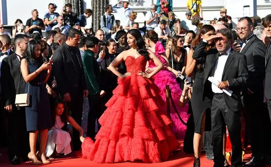 Aishwarya Rai tỏa sáng như một nữ hoàng tại LHP Cannes 2017