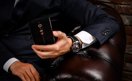 Tonino Lamborghini ra mắt siêu smartphone: iPhone 8 cũng thường thôi!