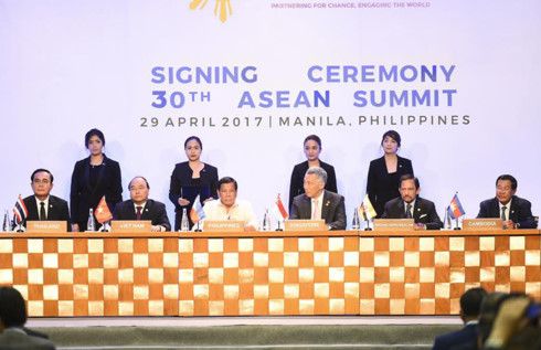 Các nhà lãnh đạo ASEAN gặp đại diện AIPA và thanh niên ASEAN