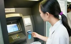 Chủ thẻ ATM không phải trả phí nếu không dùng hết dịch vụ