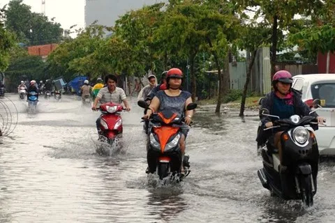 Mưa trái mùa tiếp tục gây ngập tại TP.HCM