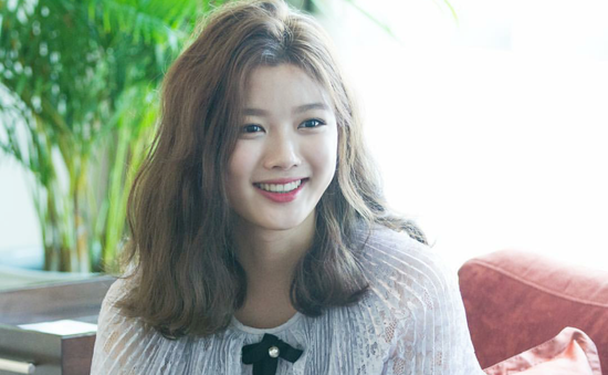 Tay băng bó, Kim Yoo Jung vẫn khiến fan "đứng hình" vì quá dễ thương