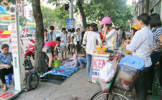 Hàng rong tái chiếm tại các quận trung tâm TP.HCM