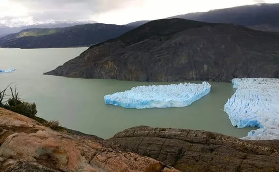 Tảng băng trôi lớn tách khỏi sông băng ở Chile