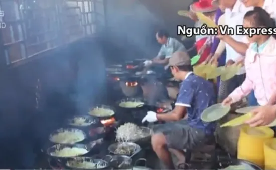 An Giang: Bánh xèo chay miễn phí cho hàng nghìn người ăn